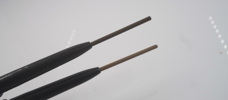 끝까지 빼보면 이런형태!
0.05그램인것치고는 길죠?ㅋㅋ용량이 적어도 얇다보니까 길이는 다른 브로우펜슬이랑 크게 차이가 없는것 같아요!
​근데 요거 아무래도 얇은 펜슬로 눈썹채우려다보면 금방 쓴다는 얘기가 있어서 저는 이번기회에 쟁여뒀다는점!