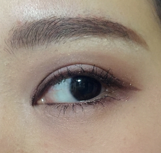 이니스프리 향긋한 라벤더 부케로 가장 크게 바탕을 까는데요
사진에서 보이듯이 눈두덩 중앙의 밝은 부분은 놔두고 나머지만 깔아주세요
여기서 주의할점은 눈 앞머리쪽에도 칠하면 안되요
앞트임 효과를 내기위해 눈 앞머리는 밝게 할거거든요