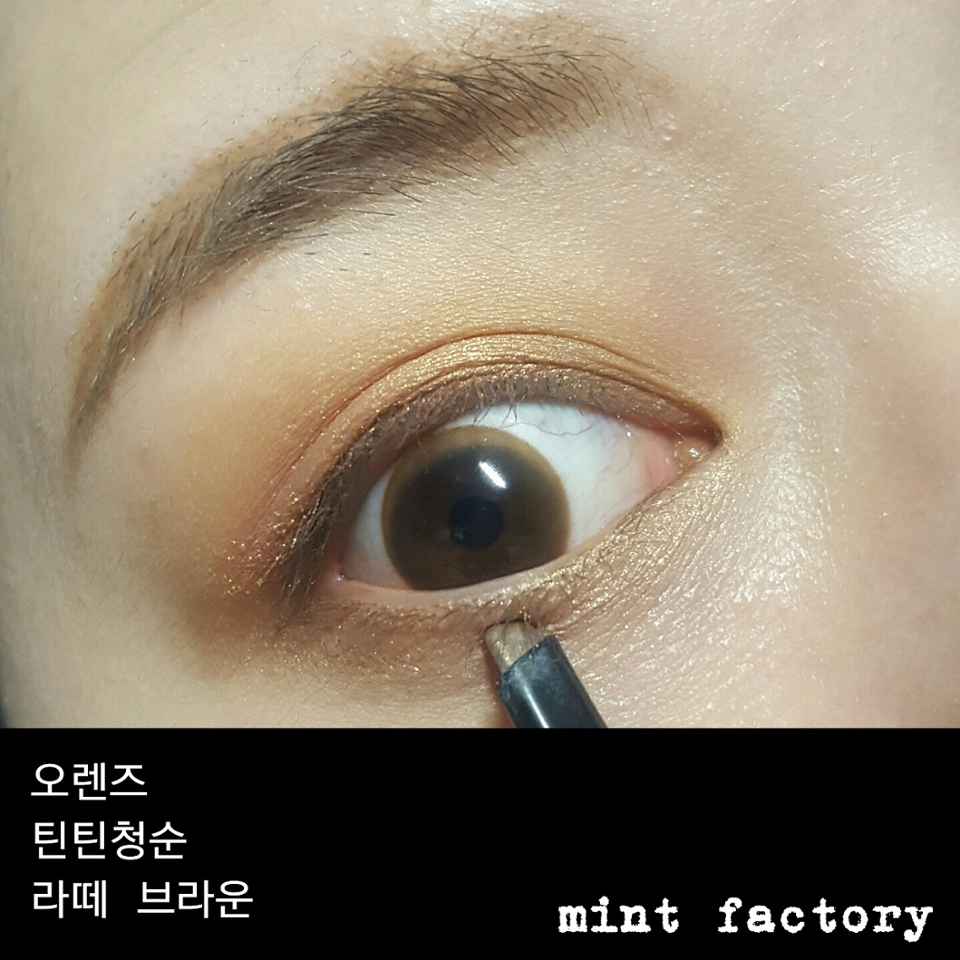 5. 아이브로우로 눈밑을 좀더 또렷하게 채워줄게요. 렌즈 언급이 늦었네용 오렌즈의 틴틴청순 라떼브라운 컬러를 착용했습니다! 요 렌즈 학생렌즈로 추천이요!!