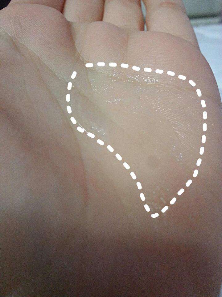 요롷게 손바닥에 얇게 덜어내주세요 너무많으면 기름끼가 넘쳐나 닦아도 사라지지않아요. 난 몰라요. 