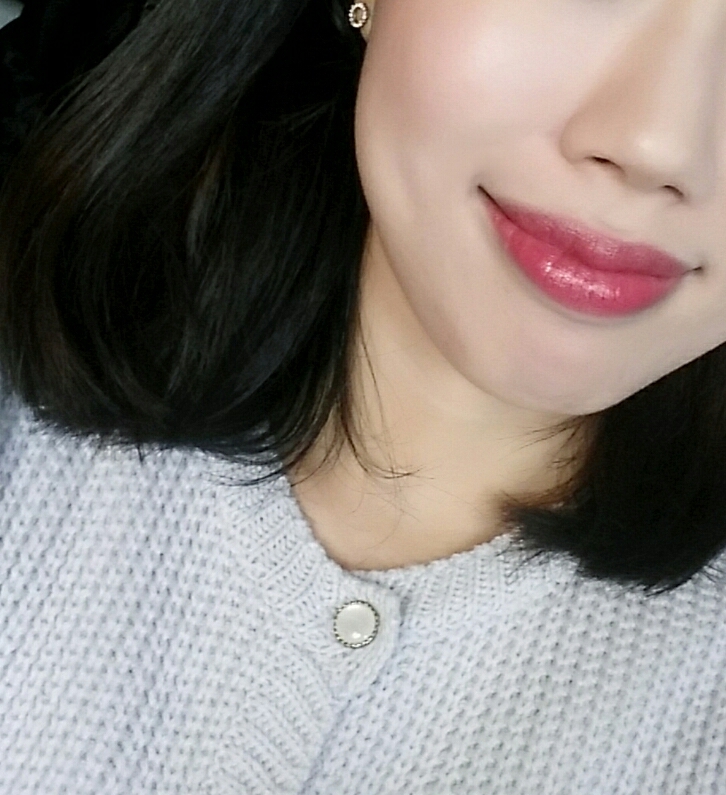 볼에도 발랐는데 역시 핑크는 블러셔도 핑크로해야
예쁜것같아요

히터있는데 장시간 있으면 글로스를 발라도 쩍쩍인데
이건 초크초크~ 요플레가 살짝생기지만 이건 매트한게아니면 다생기는거라 어쩔수없구요ㅠ
촉촉함이 오래가서 왜 레브론립스틱 레브론립스틱 하는지 알겠더라고요 최고에요👍