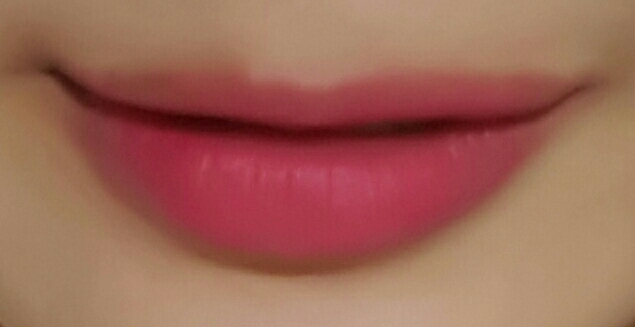 ♡맥 릴렌틀리슬리레드♡
크레파스 제형이에요. 미친듯이 매트합니다. 하지만 이 꽃분홍 색감을 보시면 절대 포기할 수 없는 색이에요. 아이유가 발라서 더 유명해진 색이죠 ? 블러셔도 이쁘게 올려 함께 바르면 러블리의 최고봉이 거울 앞에 있습니다 ㅋㅋ ♡