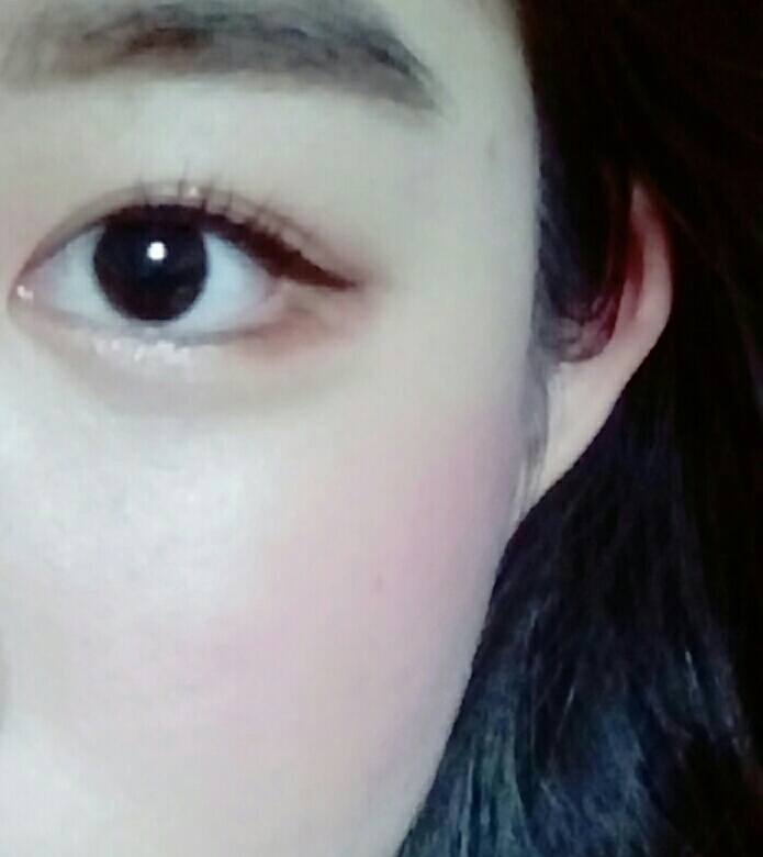 이건 더 묽게 섞어서 블러셔로 활용한 사진이에요! 화질구지라 광이 잘 안보이겠지만 색감이 잘 나와서 올려봅니당💕