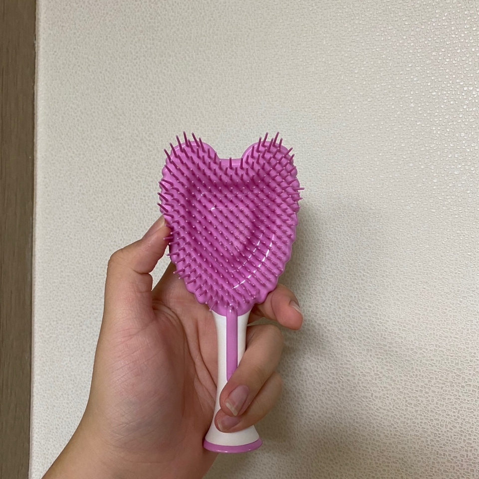 그리고 저는 머리를 말리면서 계속 빗어줍니다
제가 사용하는 빗은 탱글엔젤의 빗이에용
물론 머리가 많이 빠지긴 하지만 자주 빗어주면
머리 길이도 금방 길고 잘 엉키지도 않아서 좋은 거 같아요 ☺️