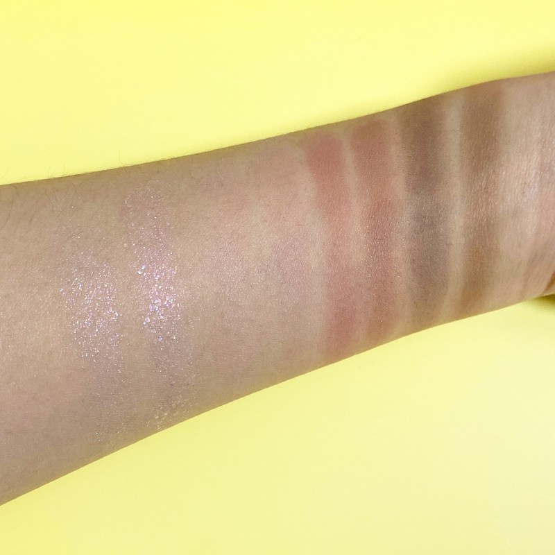 다시 한번 제품의 컬러 구성을 확인해 보세요!

​전체적으로 핑크빛이 도는,
쿨톤을 위한 컬러 구성의 제품인 것 같습니다.