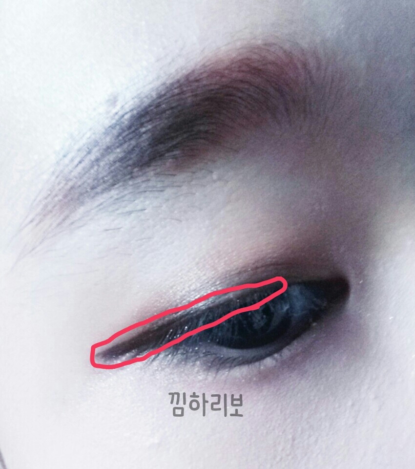 검은색 붓펜아이라이너로 그려주시고요