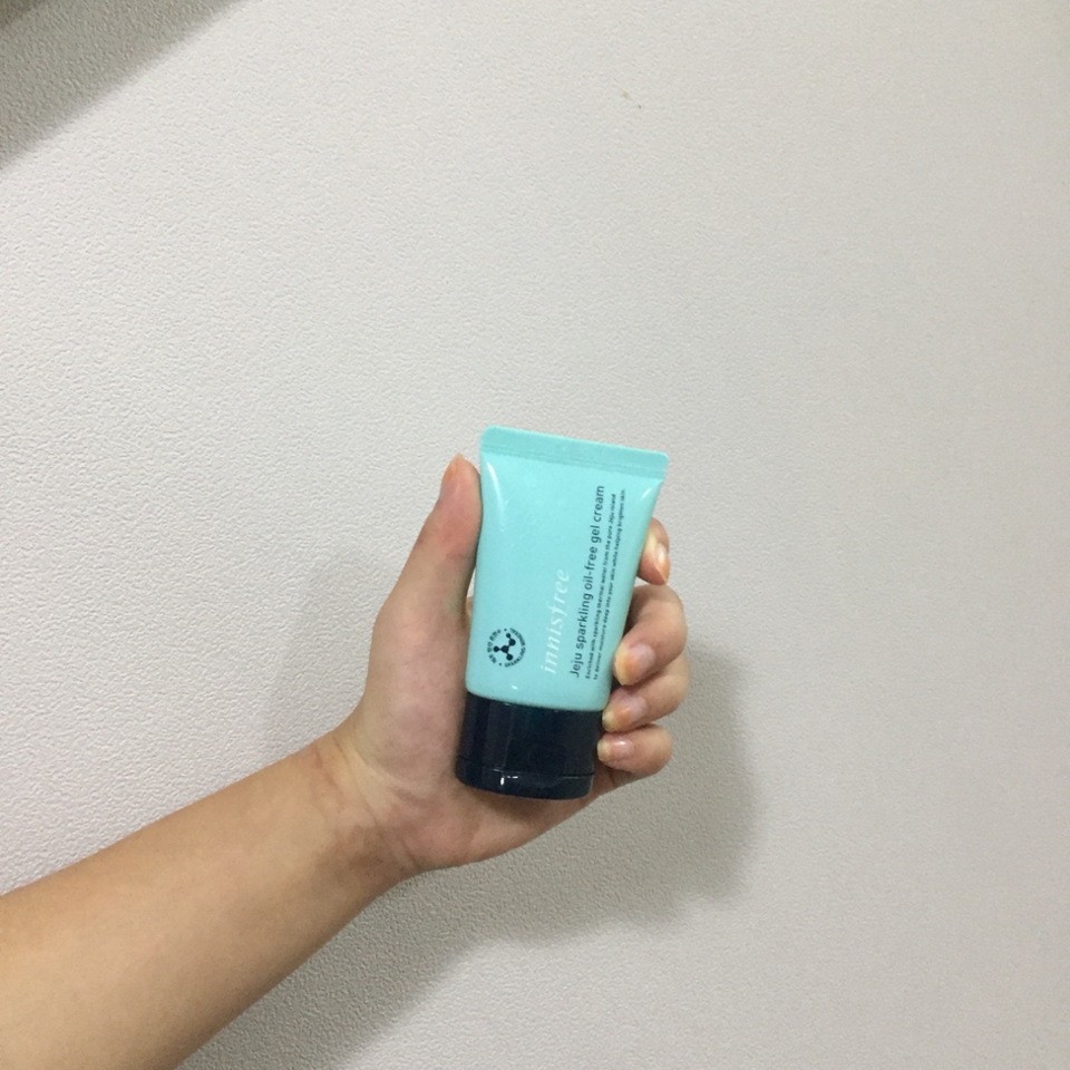 수분크림으로 쓰는 프리젤 크림 
샘플로 주셨는데  번들거리지는 않고 채워주는 느낌（＾ν＾）