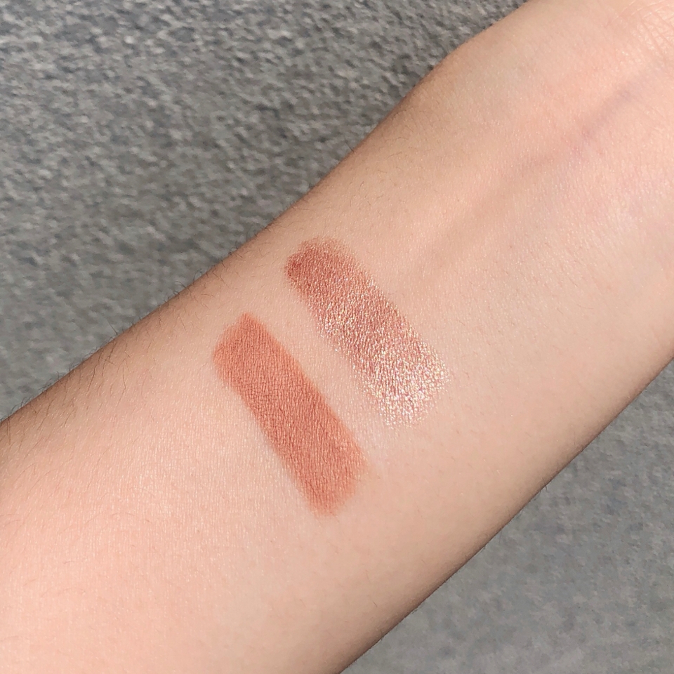 둘다 발림성이 굉장히 부드러운데 물러지거나 하지 않아서 이건 물건다! 라는 생각을 했습니다❤️

왼쪽이 #06 쉬폰드림인데요! 웜하고 채도가 낮은 살구빛 브라운 컬러로 음영섀도우로 좋아요!
하나만 발라도 예뻐요! 색감이나 발색이 너무 진하거나 연하지도 않아서 요즘 매일 사용한답니다❤️

오른쪽이 #09 무드드림! 앞서 말했듯, 애교살 섀도우로 강추! 
역시 웜한 느낌의 컬러구요 펄입자도 스틱섀도우치고는 고운편이고 애교살에 발랐을때 제 피부톤과 자연스럽게 어우러져서 부담스럽지 않게 애교살을 밝혀줘요!
