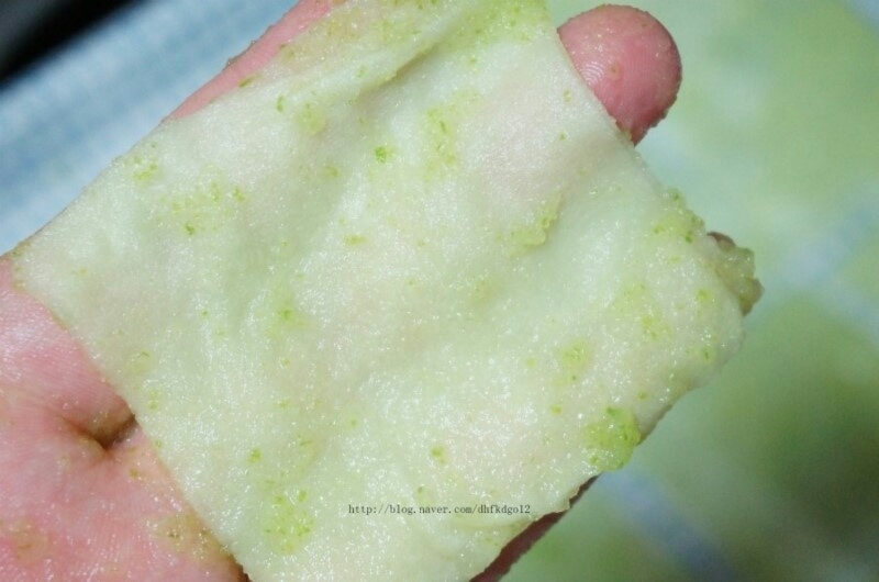 간 오이들이 솜에잘묻게 해주고 물기를 살짝 짜내주세요.