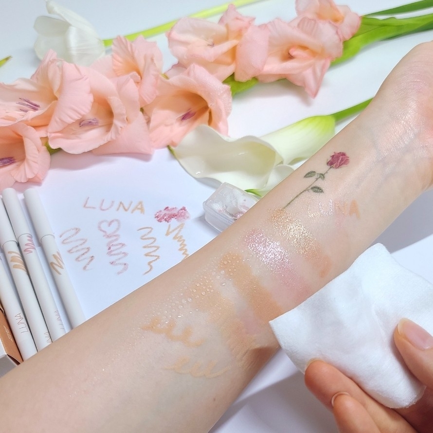 한 번 픽싱되고 나면 완전 고정!

​

루나 컨실러도 지속력 좋기로 유명한데, 펜슬은 더하더라구요ㄷㄷㄷ

​

물 뿌리고 박박 문질러도 안지워질 정도로 타이트하게 픽싱돼요

​

드로잉 후 20초면 픽싱 되기 때문에 브러쉬로 빠르게 사사삭 경계를 풀어 자연스럽게 해 주기 위해서는 스피드가 생명🤟

