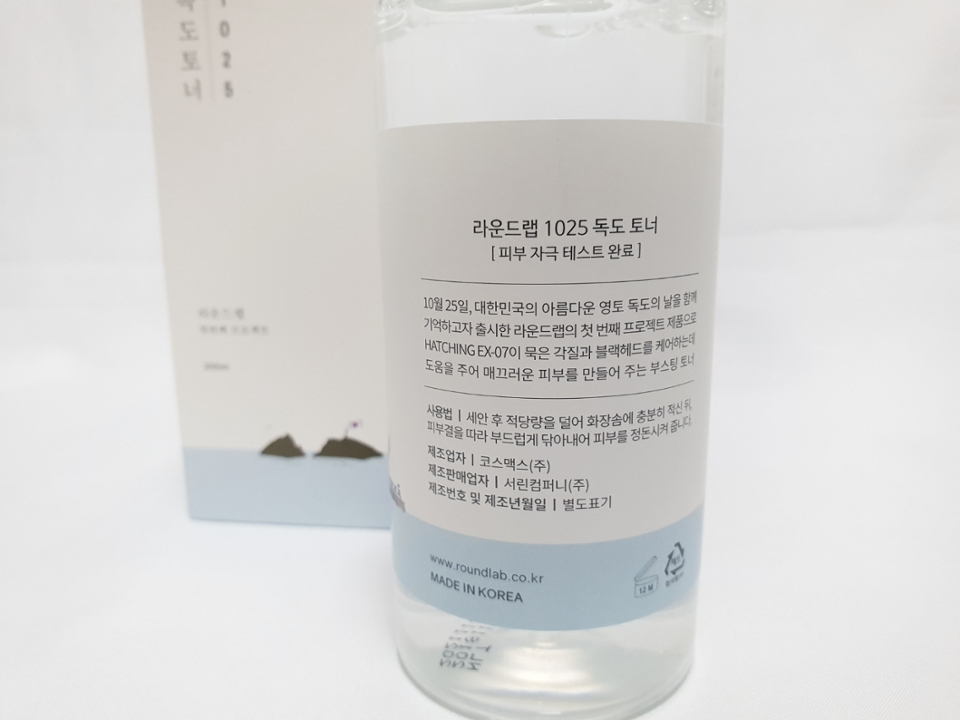 독도토너에대한설명과  성분표시가있어요.

100ml의 용량에도 불구하고 상당히 많이 들어간 것 같은 크기에요.
적당한 수분감과 비교할 수 없을 정도로 순한 타입의 토너제품이여서 초초민감성피부에 사용하기 적합하다고 하더라구요.

