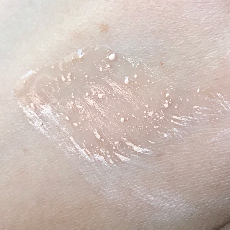 먼저 손등에 조금 덜어줬어요.
전체적으로 흘러내리는 제형이고 안에 들어있는 파데 버블들을 섞어주시면 얇고 촉촉한 파데로 변해요 🤩