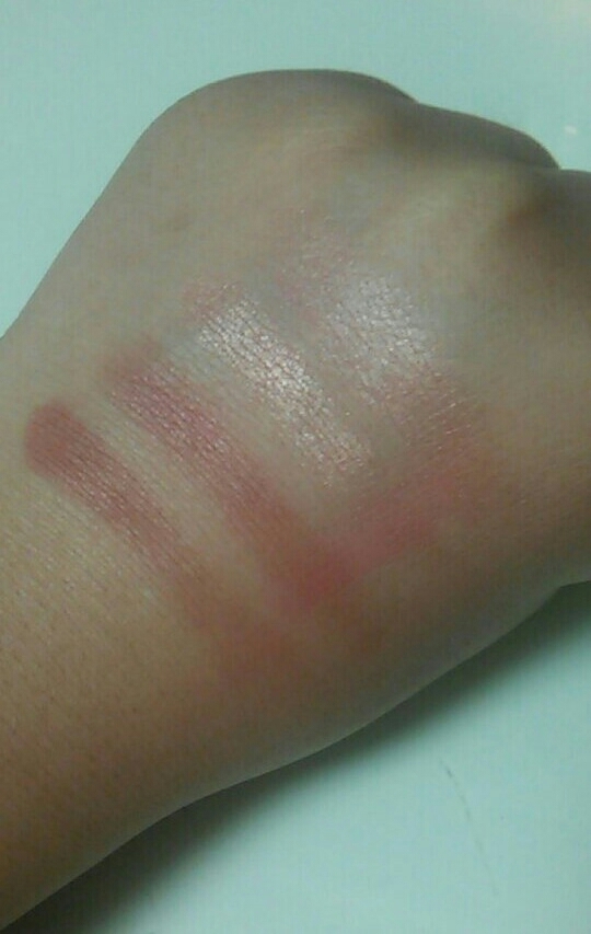 보이세요...저 바세린 광...★
저 색보단 더 핑크빛이 돌구요
봄웜,갈웜 구별없이 예쁘게 쓰실수 있어오 ~