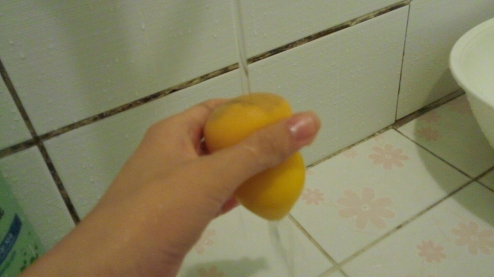 물을 먹이는중~.~~~~~~~~♥

하지만 클렌징워터라서 굳이 물을 먼저 맥일필요는없지만
나는 습관적으로 물을 먼저 먹였슴돠.