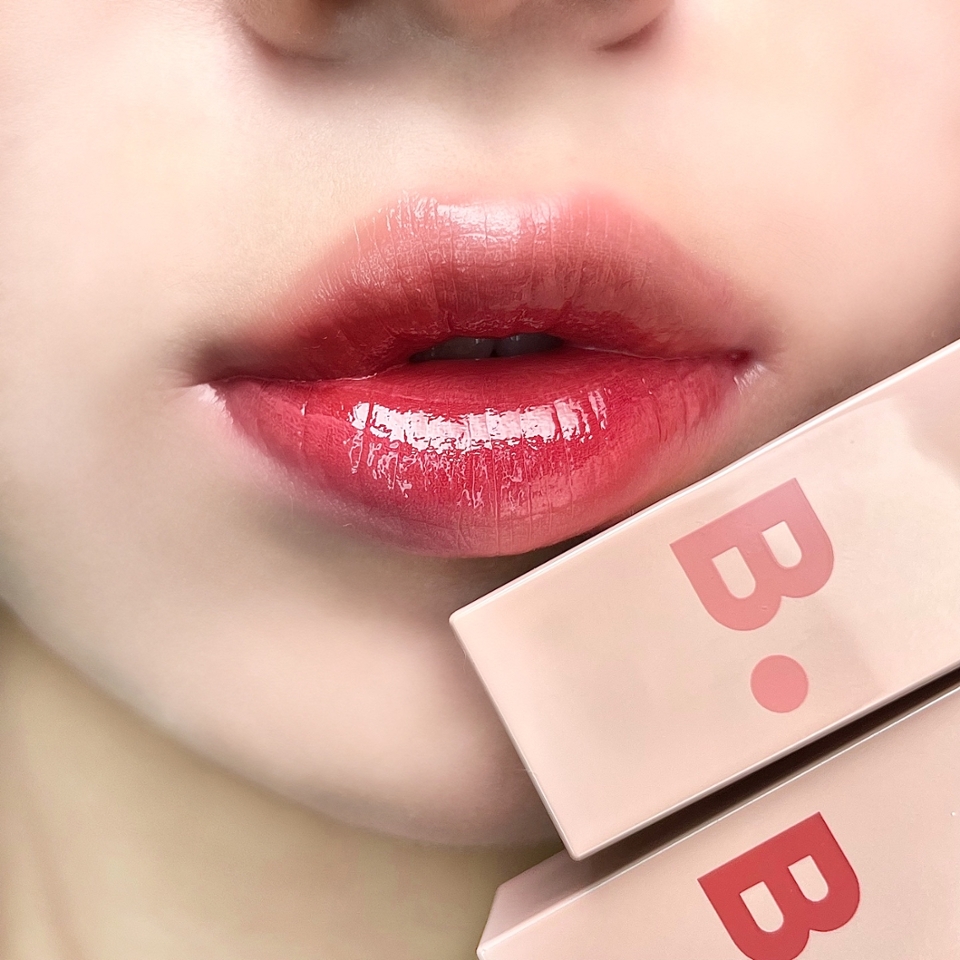 컬러 조합

컬러 조합의 경우 소봉님의 제일 최애 조합인 누디니어와+로지 쉘 조합으로 했는데 가을가을한 느낌과 분위기있는 립을
완성시켰답니다 ㅎㅎ

​여러분들도 촉촉립인데 가을에 무슨 컬러를 써야 될까
고민하신다면 꼭 바닐라코 글로우 베일 틴트를 써보시는거
추천드려요 ㅎㅎ

글로우 베일 틴트는 올리브영과 바닐라닷컴에서 만나보실 수 있어요:)

​오늘 리뷰는 여기까지 할게요!