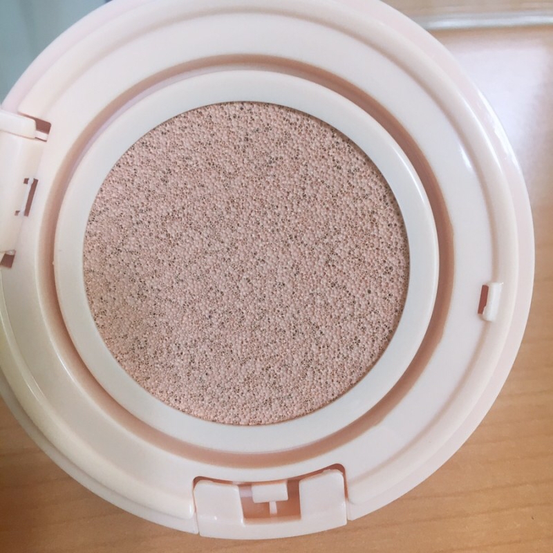 라이프 컬러 울트라 모이스처 쿠션은 탄성력 있는 딴딴한 스펀지로 양 조절을 잘 못하는 저에게 편한 쿠션이었어요 딴딴하지만 퍼프에 잘 묻어나요