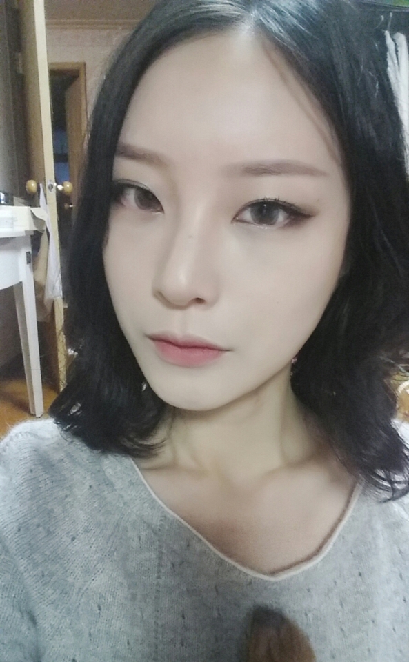 회색 렌즈에 어울리는 그레이 세미스모키메이크업이에요