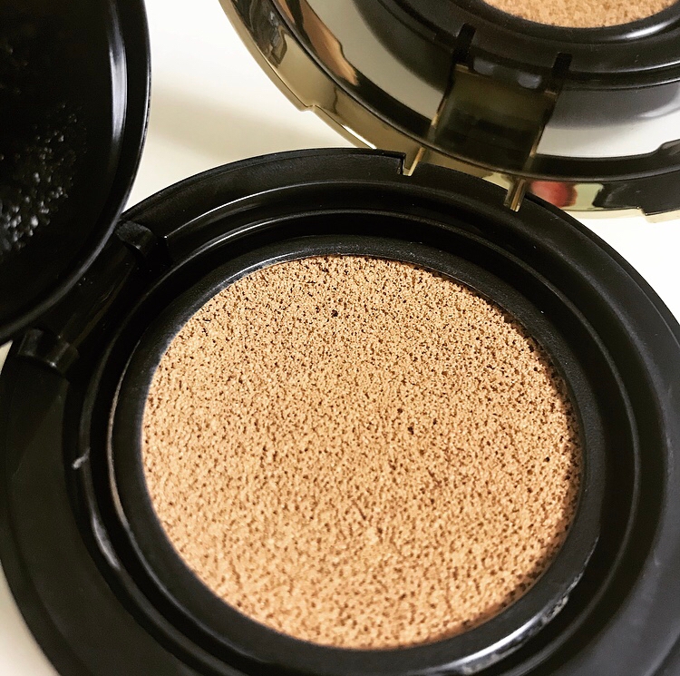 촉촉하게 발리면서 마무리감은 세미매트정도였고
지성, 건성 상관없이 잘 쓸거 같아요