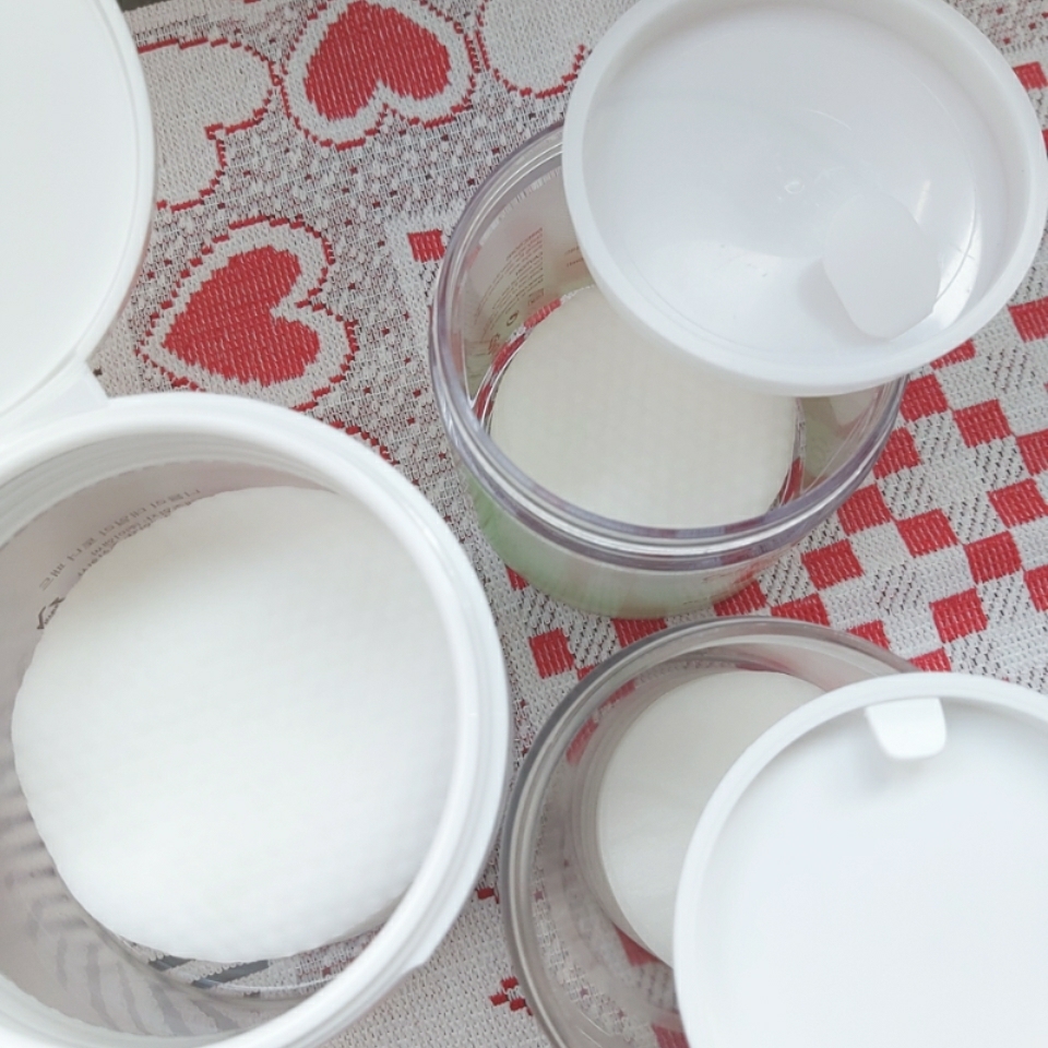 마지막으로 케이스!
퐁당 제품과 셀퓨전씨 제품은 중간 뚜껑이 있어서 집게를 보관할 수 있었지만 니들리 제품은 캡 타입이라 집게를 따로 보관해야 합니다
후기를 보니까 니들리 제품은 처음 뜯을 때 통에 붙어있는 씰을 반만 떼면 그 위에 집게를 보관할 수 있다고 나와있는데..
처음 써본 전 그런거 몰랐습니다..허허😅 저 뿐만아니라 저처럼 니들리 패드를 처음 써본 사람들은 절대 그런 생각 못할 것 같아요🤣
그리고 캡 타입은.. 잘못 보관하면 에센스가 새요.. 차라리 중간 뚜껑 케이스가 낫습니다..😳