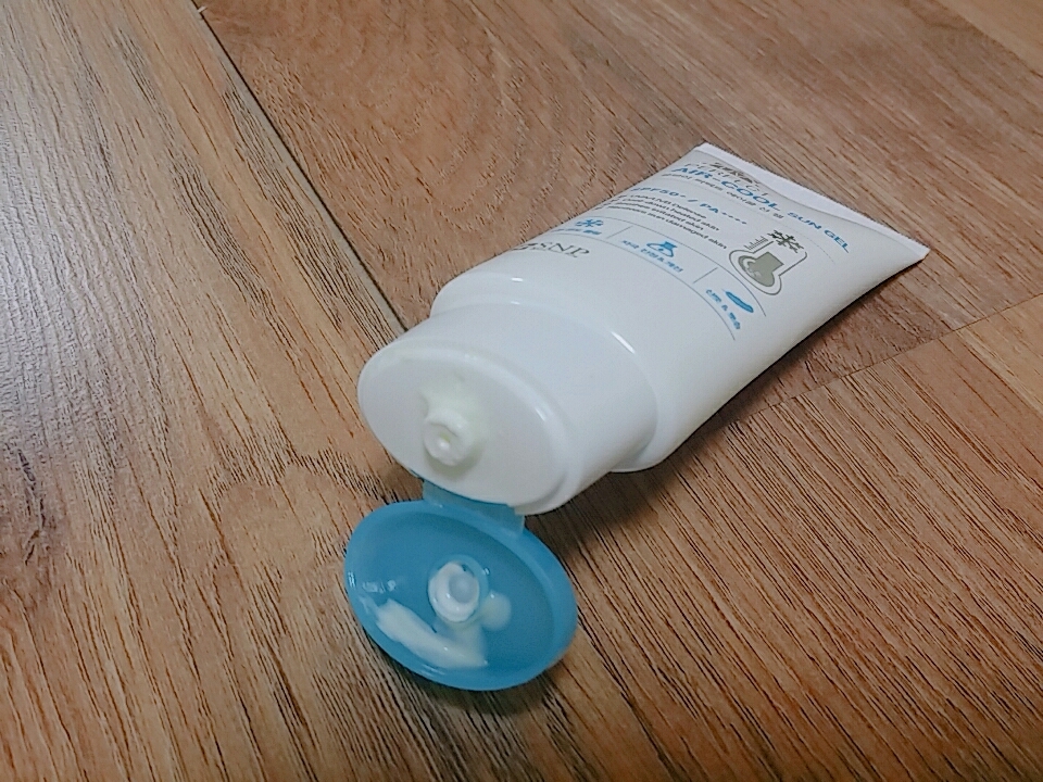 하지만 쓰다보면 이렇게 입구부분이 더러워지는 단점이 있다는거....하지만 닦아쓰면 되니까~



장점:  이썬크림은 여름 필수품일 정도로 촉촉하지만 뽀송하고 올라간 체온을 내릴정도로 쿨링감이 있고, 자외선 차단은 물론 주름개선과 미백에도 좋다고하네요.

단점: 제 경우에는 얼굴에 많이 바르면 뭔가 때처럼 밀리더라구요.... 또 팔다리에 바를때는 모르겠는데 얼굴에 바르면 뭔가 알싸한? 느낌이 들었어요...지금 제피부가 예민해서 그런건지는 잘 모르겠네요. 
