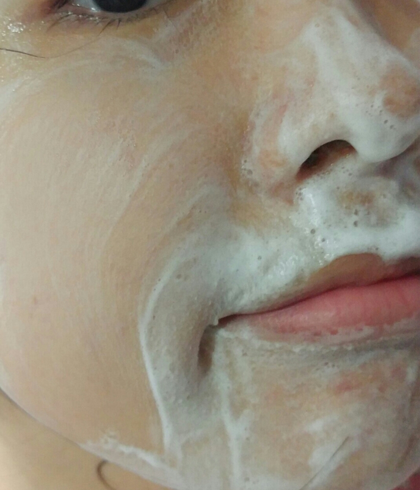 브러쉬로 얼굴에 한후 사진 이예요^^
사진만으로도 거품이 잘 난게 보이시죠??