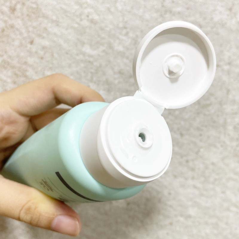 제품은 튜브형입니다. 원하는 만큼 내용물을 짜 내서 사용하면 됩니다. 양 조절이 용이해요.