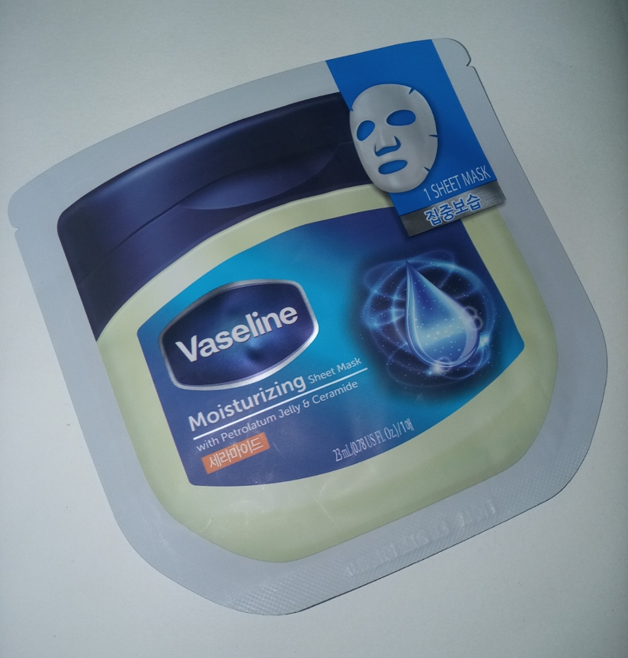 바세린 보습 시트 마스크 주름개선 기능성 화장품

✔ 뽀얀 크림 타입 에센스
반짝반짝 집중보습! 바세린의 보습력은 그대로! 마무리감은 산뜻하게 업그레이드! 끈적임 없이 꼭 필요한 보습감만 피부에 전달해 줍니다!

 ✔ 세라마이드 함유
피부 장벽 강화에 탁월한 세라마이드 제품으로, 보습감을 전달하여 지친 피부에 활력을 선사해 줍니다.

✔ 누드 셀 시트
유칼립투스 천연 유래 섬유로 구성된 누드 셀 시트가 굴곡면을 빈틈없이 착! 감싸주어 에센스를 충분히 전달해 줍니다.

✔ 효능 • 효과
피부의 주름개선에 도움을 줍니다.

4가지의 좋은 점이 있는 마스크팩이였어요! 바세린 머스크팩은 저도 처음 사용해보는 제품이라 너무 설레더라구요💗💗