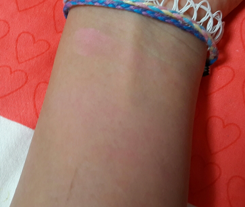 위쪽은 손가락으로 발색, 아래쪽은 브러쉬로 발색입니다!
얼굴에 올리면 자기 볼처럼 자연스럽게 발그레 해지는게 넘나 맘에 들었어요 ♡

잘 보셨다면 좋아요, 추천, 팔로우 부탁드려요 -♡