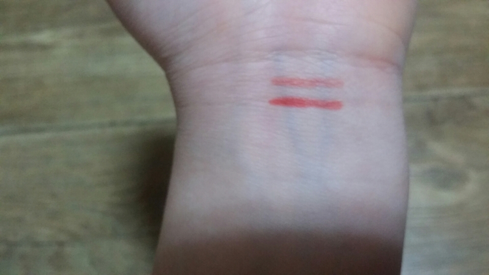 손에 발라보려다가 손이 튼 관계로..ㅎ
손목에 발라봤어요!
위에꺼가 앤틱박스구요 밑에꺼가 건 파이어예요
실제로는 아주 쬐끔 더 연해요~