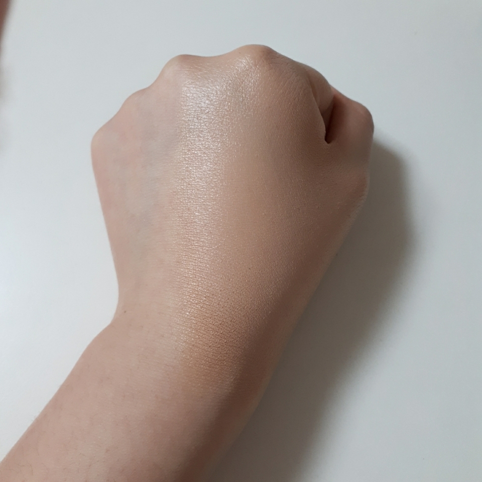 손등에 발랐을 때는 제 피부보다 붉고 어둡더라구요.