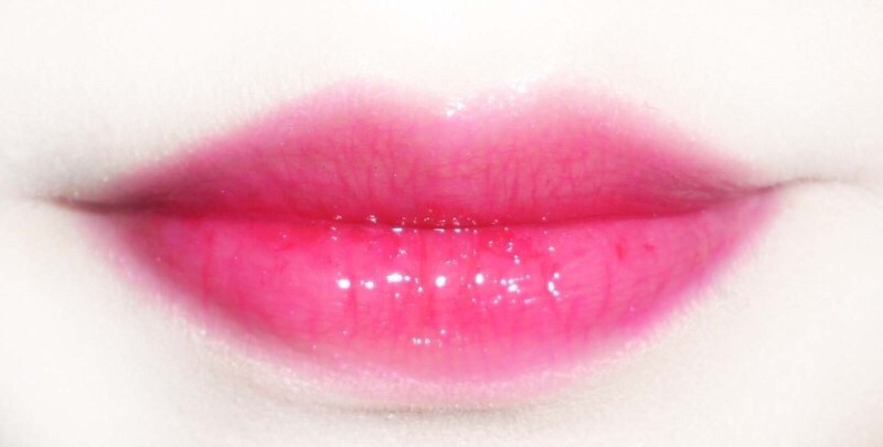 요거 되게 맘에 들었던 ., 광택도 bb 장난아니고
말 그대로 립 " 오일 " 타입이라 굉장히 촉촉한 립 메이크업 할때 유용하겠어요.
근데 위 사진보면 , 
촉촉한 젤리틴트 위에 립 오일을 또 올려놔서
젤리틴트가 밀려서 중간중간 비어서 안예쁨..
 