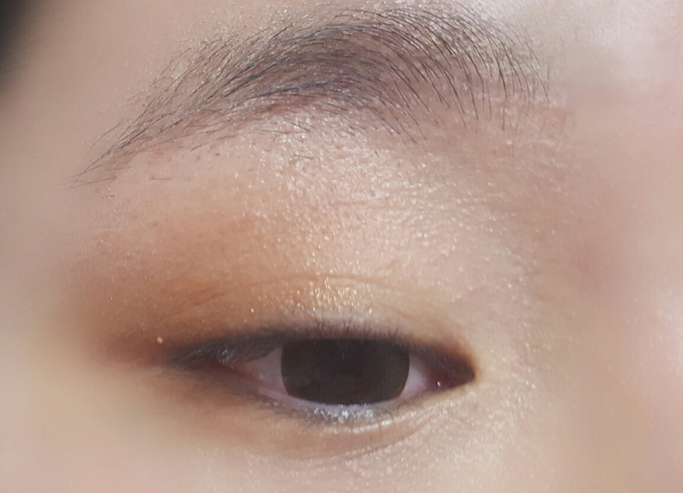 눈중앙,쌍커풀라인에 에뛰드내마음에 퐁당을 발라줍니다