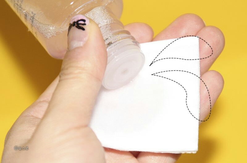 리무버를 열심히 분리된 오일층과 수분층을 흔들어 합쳐준 뒤, 화장솜 한장이 뒷면까지 촉촉히 젖을 정도로 적셔줍니다.