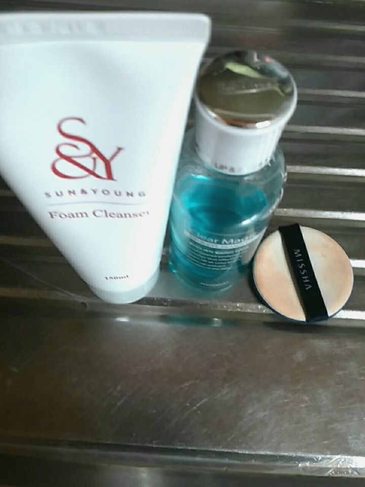 준비물은 클렌징폼.립앤아이리무버.세척해야할퍼프