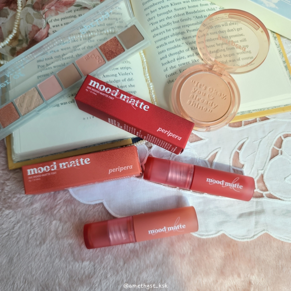 신상은 총 5컬러가 나왔어요!

이전에 꾸준히 신상컬러가 나오던 
잉크병 스타일을 버리고
이번에 좀 더 세련된 패키지 디자인으로 나와서
더 좋은거 같아요!!







