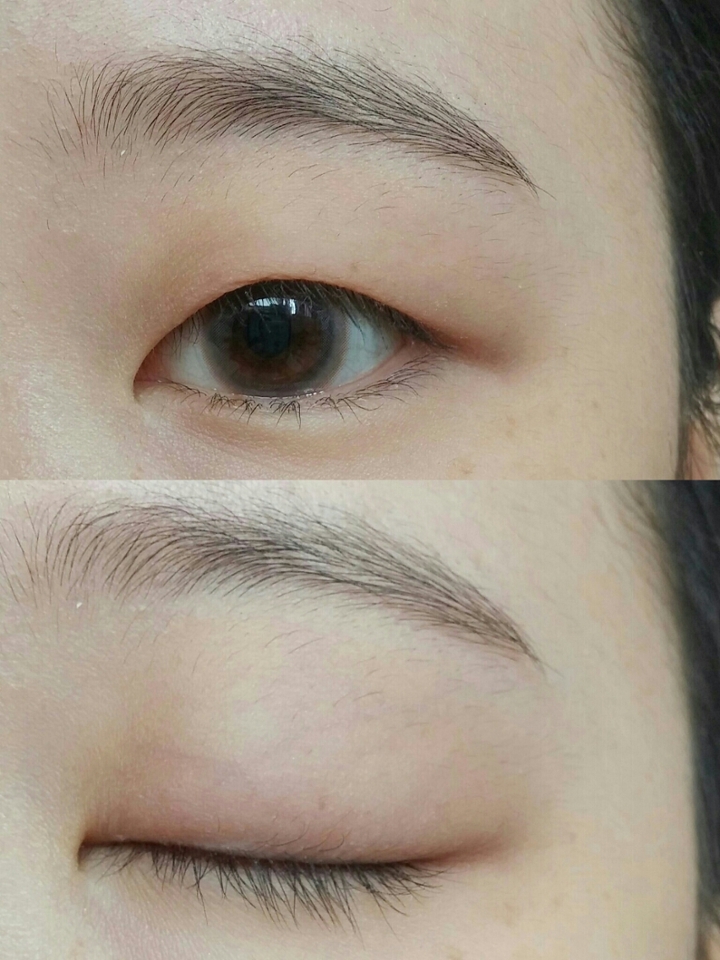 분홍색 섀도우를 아주 연하게 베이스로 눈 두덩이 전체에 깔아줘요. 티도 안나죠? (에뛰드 - 새벽꽃시장)