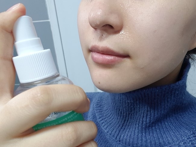 :: #클렌징 순서 5단계 ::

#클렌징순서 마지막은 시카토너미스트



토너 까지 끝나야 진정한 클렌징아니겠어요? 

클렌징 하는동안  피부자극 을 줄이는데 신경쓰긴했지만 

헹구는 동안 자극받은 피부에게 

병풀80% 수분미스트로 촉촉하게 수분공급해주세요