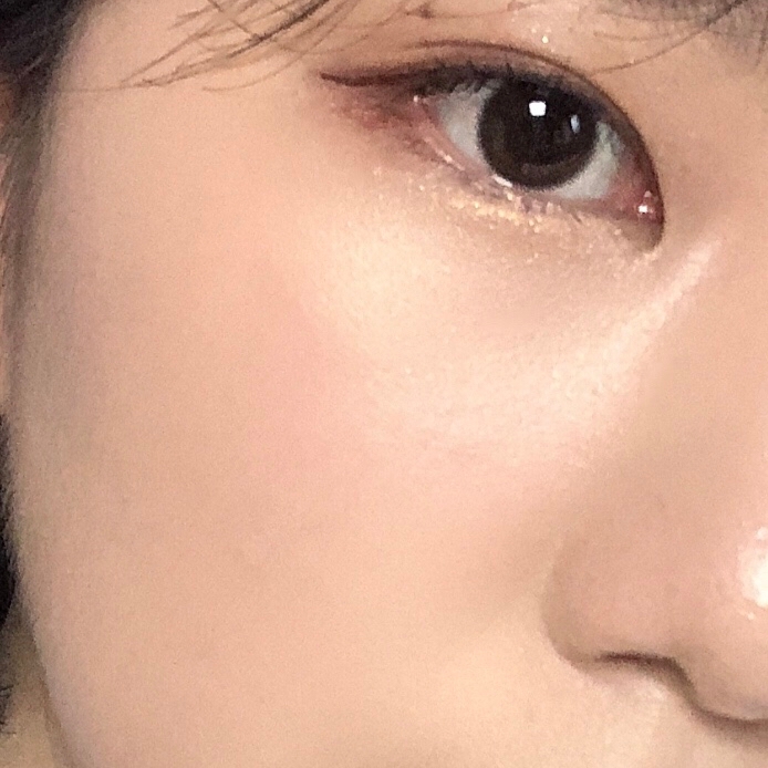 화장 후 약 3시간 후에 찍은 사진입니다 유분이 올라오면서 피부에 처음보다 더 글로우해 지더라구요ㅎㅎ
저는 피부표현이 예쁘게 되어서 너무 만족했답니다ㅎㅎ

쿠션같은 베이스 메이크업 제품들은 정말 사바사, 피바피인 거 아시죠? 저는 정말 좋은 제품이었지만 여러분에게는 또 다를 수도 있어요!
만약에 어? 좋아보인다! 하시면 매장 테스트를 꼭 해보시는 것을 추천합니다!!🥰