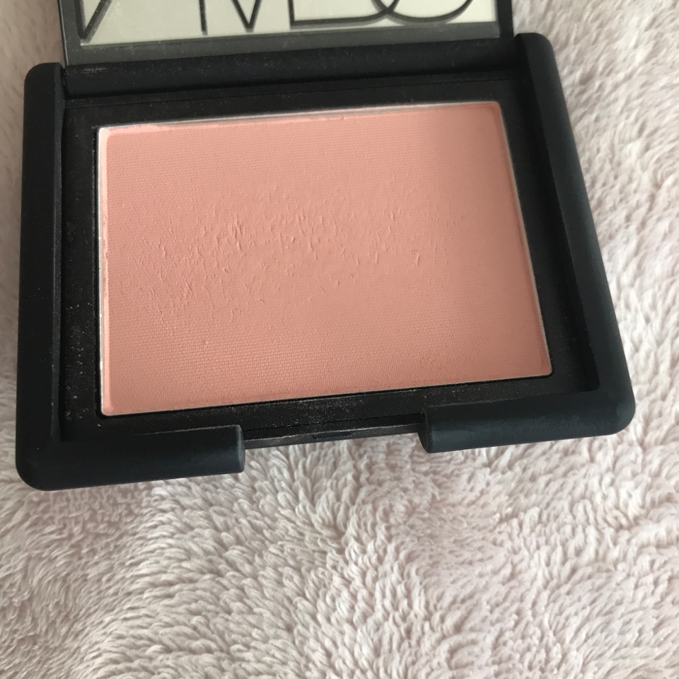 가운데 뭐라고 하죠? 플라스틱 그거.. 뺀 사진이에요! 사용을 하던거라 긁혔네여...

저는 아임미미 미니브러시 세트에 든 블러셔 브러시로 사용했었는데 마음에 들게 발색됐었어요. 원래 색상 자체가 아주 쨍한 색상이 아닌데도 발색이 좋더라구요! 역시 나스에요😁