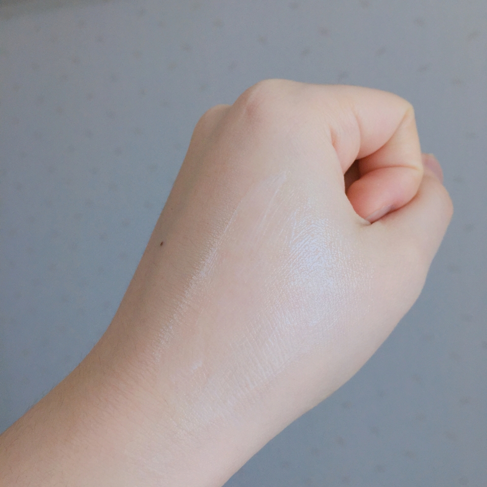 더 얇게 펴발랐어요 :-)

진정효과는 있지만 저에겐,, 여드름이 없어지진 않았다죠,,, 흉터도,,저의 여드름은 언제 끝이날까요,, 초등학교 4학년 여름부터 슬금슬금 시작된 저의 여드름,,언제나 울퉁불퉁한 여드름과 엄청 이별하고싶은 마음이가득행용 ,,,😥

막 블로그 보면 드라마틱한 결과인데 왜 저는 아닐까요 ! 그래도 이 연고 미워하진 않아요 ! 저의 집에 있는 여드름없애는템 중 짱입니당앙 >< 👍🏻 

하지만 저는 그 다음날 밤이면 또 불긋불긋하구ㅜㅜ 
저에겐 진정만 되었지 엄청 큰 효과를 보진 않았지만 그래도 매일 이용하는 크림 입니당 !
