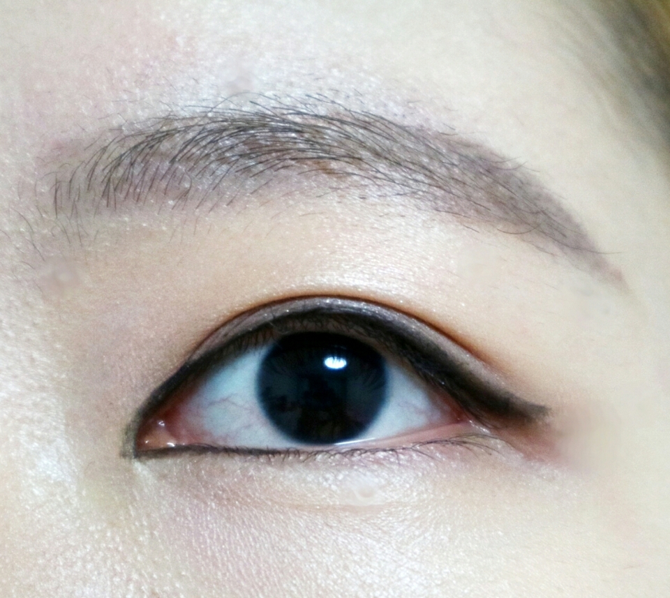 아이라인은 눈앞머리를 둥글게 빼주고 뒤쪽은 조금 두툼하게 채워 주세요. 언더에 앞에는 얇게 그려주고 뒤쪽은 위에와 연결되게!