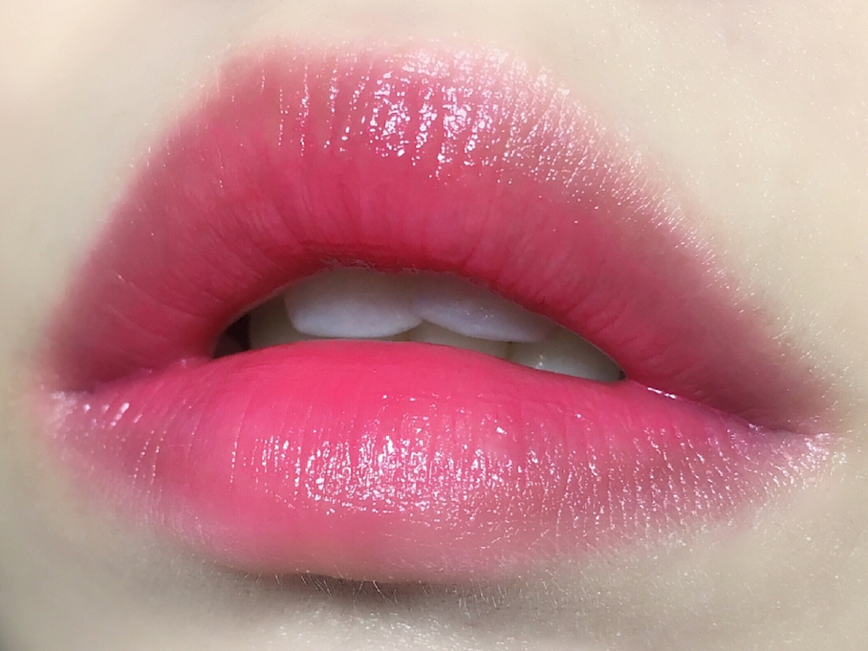 좀 더 진하게 발라주었어요!


바를 수록 핫핑크 색감이 올라오고, 아무리 발라도 각질 부각이 없더라구요!!