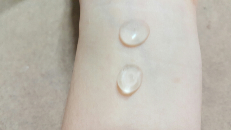 두 제품다 성분도 정말 순하고 자극도 없어서 좋아요:)
홀리카는 5천원대, 아리따움은 6천원대로 기억하는데 정확하지는 않아요!