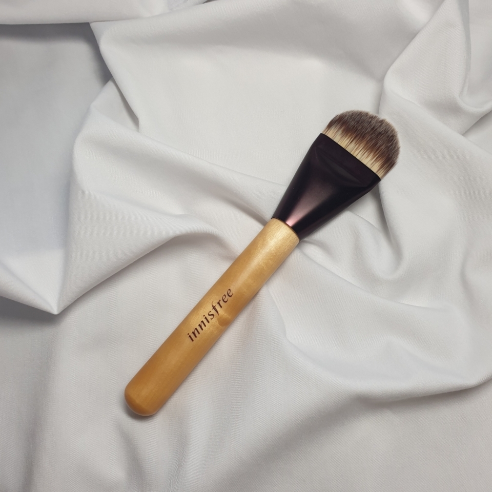 

외관은 이니스프리 제품 답게 나무로 제작되어있고 크기는 타사 파운데이션 브러쉬들이랑 비슷한편이에요! 

손에 탁 감기는 크기로 손으로 잡는데 불편함은 없었어요 다만 밑으로 갈수록 점점 좁아지는 형태였으면 어땠을까 하는 아쉬움이 남는 디자인이네요 ㅎㅎ


[가격]

공홈 가격 ₩15,000
세일 가격 ₩10,000~12,000


저는 12,000원 정도인 세일 가격에 구입했어요
이정도면 가성비도 괜찮고 모 재질이 생각보다 부드러워요!

피부에 직접 사용해보면 따갑다는 리뷰를 봤었는데 저는 따가운 감 없이 사용했어요

만약 이미 구입하셨는데 따가워서 못 쓰시는 분은 브러쉬를 길들여서 사용해보시거나 궁합이 잘 맞는 촉촉한 파운데이션이랑 함께 발라보시는걸 추천드려요!!

저는 이 브러쉬 사용할 때마다 효과를 배로 내고 싶어서 피부에 쓰는 오일과 함께 사용해주는데 그 덕에 따가움을 못 느끼는 걸 수도 있겠다는 생각이 들었어요

 또 하나의 방법을 말해보자면 사용할때 각도를 좀 더 눕혀서 사용해보셔도 좀 더 나을 것 같다고 생각해요

