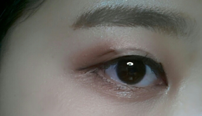 블랙 젤 아이라이너로 강아지 눈매로 빼줬습니다. 에뛰드 핑크 셰도우 미샤 셰도우 섞었어요. 