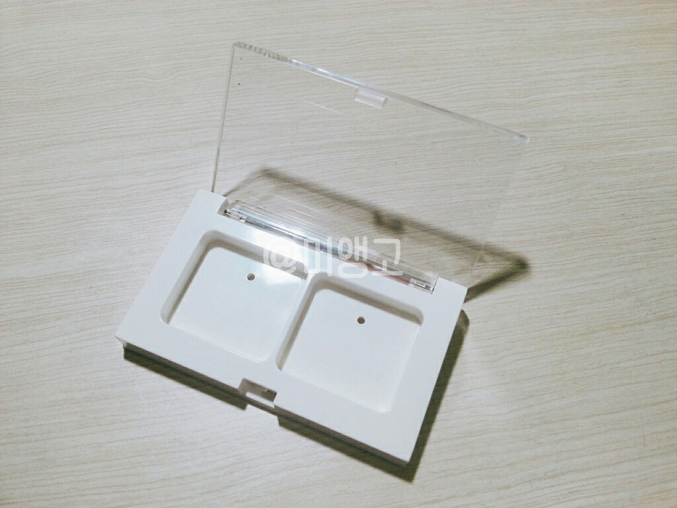 공용기 디자인은 그냥 무난무난합니다! 뚜껑이 투명이라 편리해요
또 섀도우를 교체하고 싶을 때는 공용기 구멍에 다시 이쑤시개를 넣어 빼면 되겠죠?