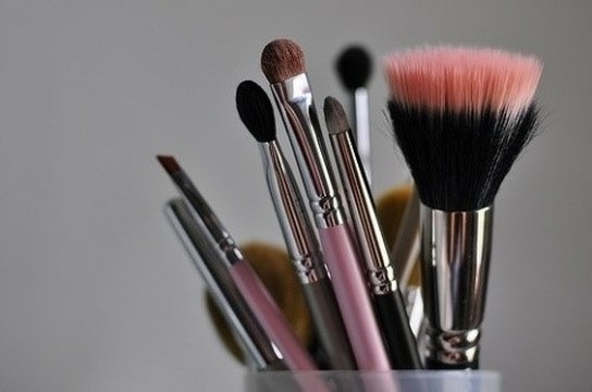 3보너스!(간단한 세척법)

1. 미지근한 물로 브러시를 부드럽지만 꼼꼼하게 세척한다.

2. 브러시를 꼼꼼하게 헹구거 남은 물이 브러시 모 뿌리(모가 고정된 부분)쪽으로 흘러가지 않도록 합니다.

3. 브러시를 지긋이 눌러 남은 물을 짜내고 톡톡 털어 말린다.

4. 모를 원래의 형태대로 정돈한다.

5. 평평한 수건위에서 자연건조시킨다. 드라이기는 모를 손상시킬 수 있습니다.

