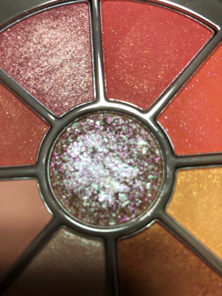 요 가운데 섀도우가 코랄라이크미의 주인공이나
마찬가지인 라이크미 인데요
눈두덩이나 언더에 발라주면 영롱뽀짝 반짝임이
예술입니다 엄청 반짝이기 때문에 살짝만 발라줘도
될 것 같아요 전 발색이 혹시 약할까봐 여러번 문질러
발랐더니 너무 눈만 반짝반짝 하다고 하더라구요