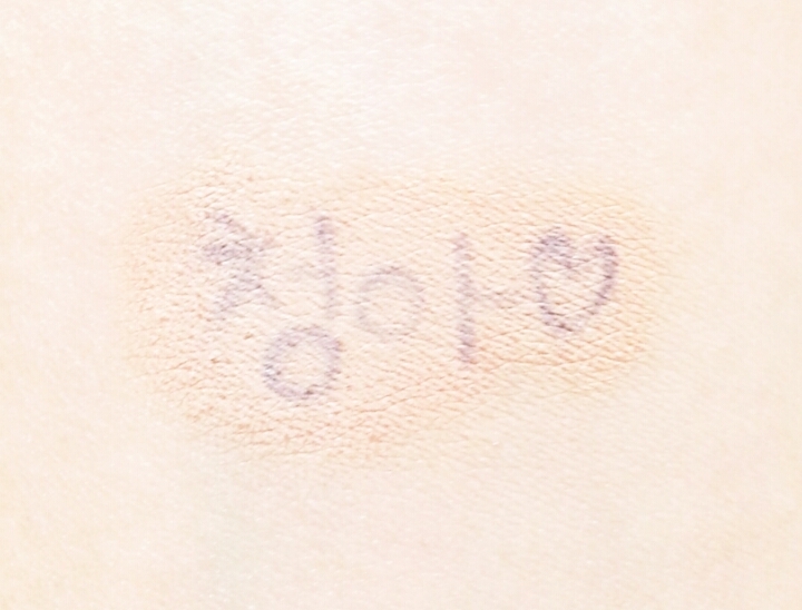 손가락으로 발라봤는데는데 얇게 잘 밀착 되었어요
컨실러의 주 목적인 커버는 볼펜이라 그런지 생각보다 많이 되지 않았어요😂
그래도 얼굴에 올리면 웬만한 커버는 확실히 해줍니다!👍




좋아요💕팔로우💙