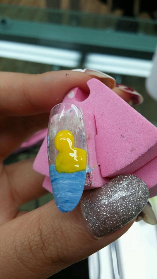 그다음 얼굴밑에 노란색으로 타원형을 또 한번 더 그려주세요!